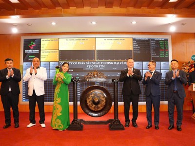 Bà Vũ Thị Hạnh, Chủ tịch HĐQT PTM đánh cồng khai trương giao dịch cổ phiếu PTM