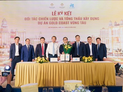Đại diện Ban Lãnh đạo Hòa Bình và Tập đoàn Gold Coast Holdings tại buổi ký kết.
