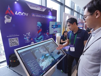 Khách hàng trải nghiệm ứng dụng AI tại Diễn đàn Trí tuệ nhân tạo Việt Nam ngày 9/10.