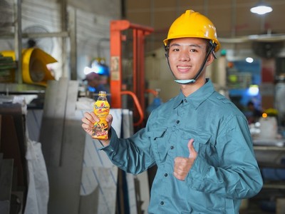 Nước tăng lực Number 1 là thức uống tiếp năng lượng quen thuộc với những người lao động làm công việc nặng nhọc.