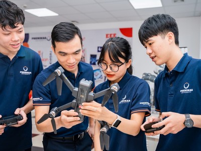 Nguyễn Thị Khánh Diệu trong phòng thí nghiệm cùng bạn bè khám phá thế giới kỹ thuật y sinh. (Ảnh: NVCC).