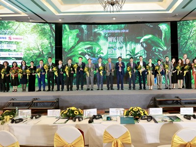 Giải thưởng vinh danh các doanh nghiệp Đồng hành vì sự phát triển bền vững thể hiện cam kết mạnh mẽ trong bảo vệ môi trường, các sáng kiến ​​kinh tế tuần hoàn, tác động xã hội, quản trị, chuyển đổi xanh và chuyển đổi số. Ảnh: Chí Cường