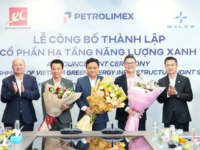 Chủ tịch Xuân Cầu Holdings và Chủ tịch Petrolimex tặng hoa chúc mừng Lãnh đạo CTCP Hạ tầng Năng lượng Xanh Việt Nam