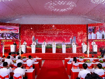 Lãnh đạo TP.HCM và các sở ngành, đại diện công ty Khang Điền thực hiện nghi thức bấm nút khởi công Dự án.