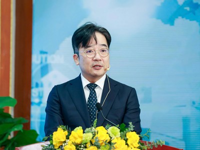 Ông Cha Ji Ho, Phó Tổng giám đốc phụ trách Trung tâm Mua hàng, Samsung Việt Nam chia sẻ tại toạ đàm. Ảnh Đức Thanh
