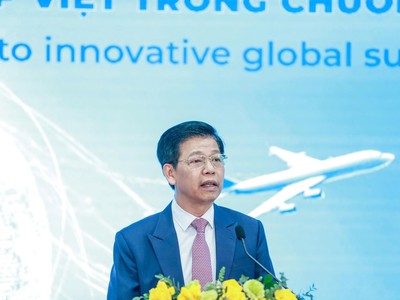 Ông Phạm Văn Hoành, Tổng Biên tập Báo Tài chính - Đầu tư phát biểu khai mạc toạ đàm. Ảnh Đức Thanh.