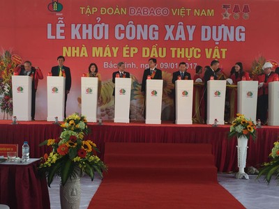 Ông Nguyễn Xuân Cường, Bộ trưởng Bộ Nông nghiệp và Phát triển nông thôn ( chính giữa) cùng lãnh đạo Tỉnh ủy Bắc Ninh cùng bấm nút khởi công dự án