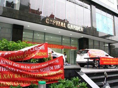 Băng rôn, khẩu hiệu tại dự án Capital Garden ngày 15/7.