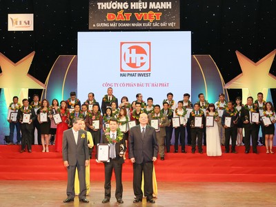 Ông Phạm Minh Tuấn – Phó TGĐ Hải Phát Invest vinh dự lên nhân giải thưởng