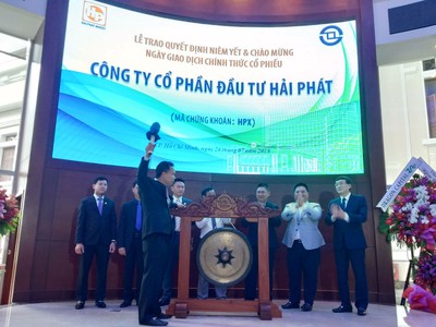 Chủ tịch HĐQT Đỗ Quý Hải gõ cồng niêm yết mã chứng khoán HPX trên sàn HOSE vào ngày 24/7/2018.