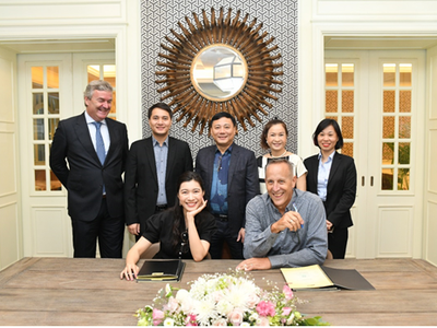 Bà Nguyễn Ngọc Mỹ - Giám đốc điều hành CTCP Đầu tư Alphanam và Kiến trúc sư Bill Bensley ký hợp đồng dịch vụ thiết kế dự án JW Marriott Sapa Resort & Spa

​