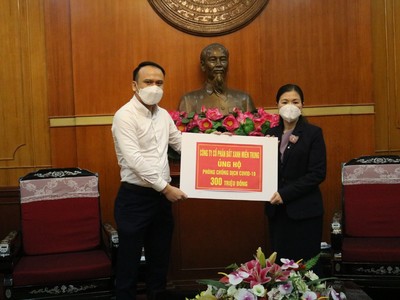 Thay mặt ĐXMT, ông Nguyễn Anh Tú, Giám đốc phát triển kinh doanh trao số tiền tới UBMT TQ Việt Nam