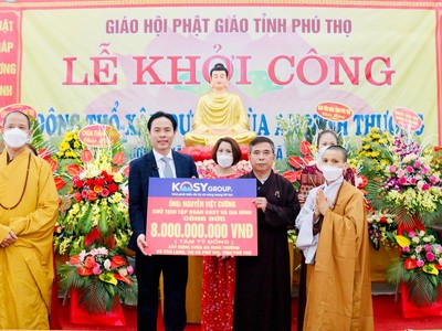 Ông Nguyễn Việt cường - Chủ tịch Tập đoàn Kosy và gia đình công đức 8 tỷ đồng xây dựng chùa An Ninh Thượng. 