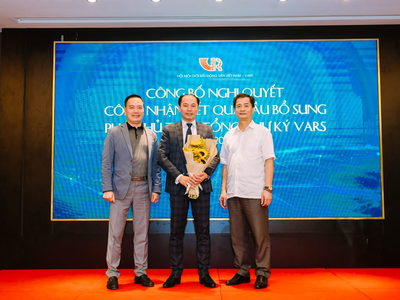 Ông Trần Văn Bình (giữa) - Phó Chủ tịch VARS được bầu giữ chức Tổng thư ký VARS