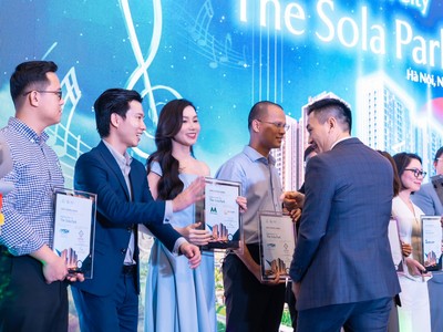 Bà Lương Giang – Tổng Giám Đốc của CTCP Megan Holdings nhận chứng nhận vinh danh từ chủ đầu tư dự án