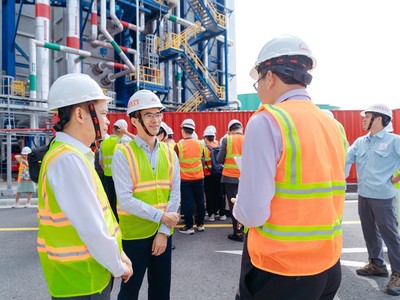 Các nhà đầu tư, chuyên gia tham quan Nhà máy điện Nhơn Trạch 3&4