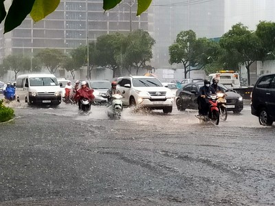 Tuyến đường ngập nước khi cơn mưa mới bắt đầu