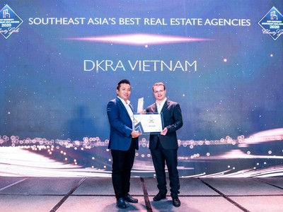 Ông Phạm Lâm - CEO DKRA Vietnam (bên trái) đón nhận giải thưởng "Đơn vị phân phối Bất động sản tốt nhất Đông Nam Á" 
