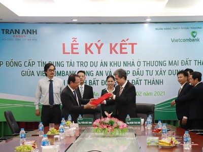 Đại diện Trần Anh Group và Ngân hàng Vietcombank Long An thực hiện nghi thức ký kết hợp đồng.
