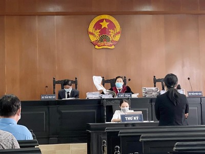 Đại diện bị đơn đối đáp với HĐXX tại phiên xét xử ngày 26/5