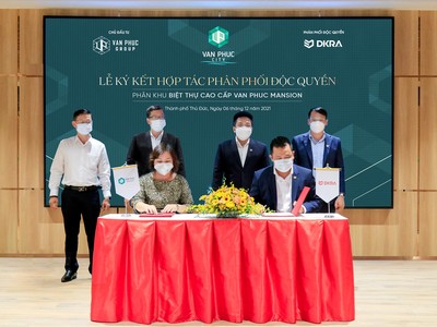 Bà Nguyễn Hương - CEO Đại Phúc Land, đại diện Van Phuc Group và ông Phạm Lâm - Chủ tịch HĐQT kiêm CEO DKRA Vietnam chính thức ký kết hợp tác phân phối độc quyền Van Phuc Mansion và Parkview Shop Villas.