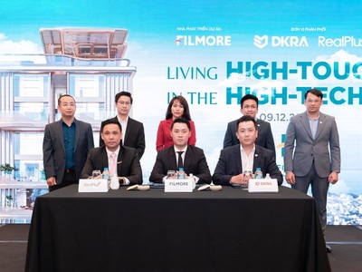 Ông Nguyễn Tấn Danh - Chủ tịch HĐQT Filmore Development (hàng ngồi, ở giữa) và ông Phạm Lâm - Chủ tịch HĐQT kiêm CEO DKRA Vietnam (hàng ngồi, bên phải) thực hiện nghi thức ký kết hợp tác phân phối chiến lược.