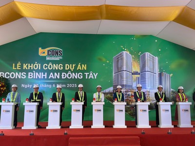 Đại biểu thực hiện nghi thức khởi công.