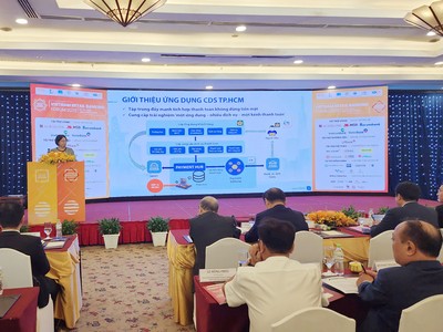 Bà Võ Thị Trung Trinh, Giám đốc Trung tâm chuyển đổi số TP.HCM giới thiệu ứng dụng Công dân số TP.HCM tại Diễn đàn.