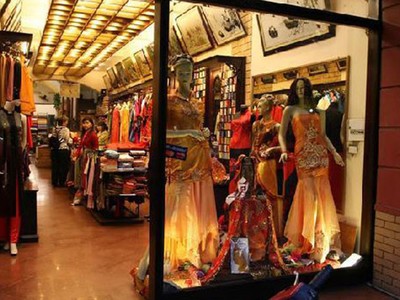 Khaisilk được nêu như một ví dụ "nhanh giàu, nhanh lớn"