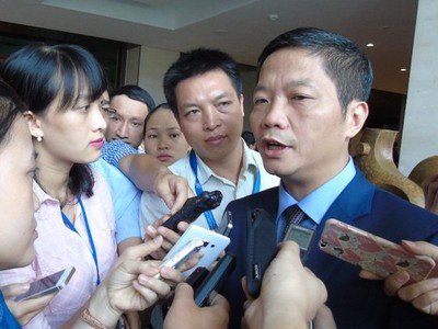 Bộ trưởng Công Thương Trần Tuấn Anh trả lời phỏng vấn bên hành lang Quốc hội.