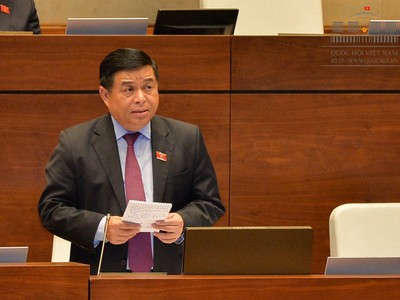 Bộ trưởng Bộ Kế hoạch và Đầu tư Nguyễn Chí Dũng giải trình trước Quốc hội về tăng trưởng kinh tế tại phiên thảo luận về tình hình thực hiện Kế hoạch phát triển kinh tế - xã hội và ngân sách nhà nước năm 2017 và dự kiến năm 2018