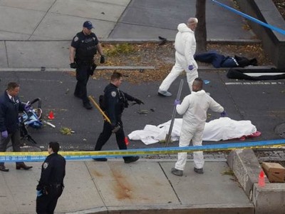 Cảnh sát bên cạnh thi thể phủ vải trắng tại hiện trường vụ khủng bố ở thành phố New York hôm 31/10. Ảnh: Reuters.