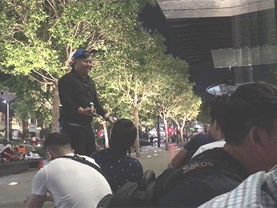 Nhân viên Apple Store (đội mũ xanh) cố khuyên nhóm xếp hàng không nên tụ tập quá sớm.