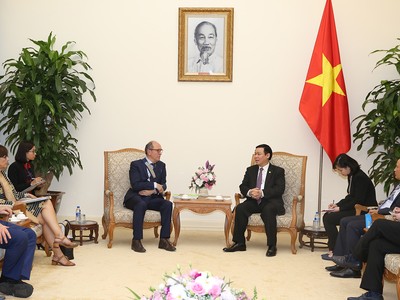 Phó Thủ tướng Vương Đình Huệ tiếp ông Johan Vande Lanotte. Ảnh: VGP/Thành Chung