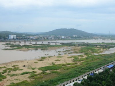 Sông Trà Khúc thường xuyên bị kiệt nước là bất lợi cho Quảng Ngãi thực hiện đồ án quy hoạch đô thị hướng sông, mở rộng về hướng biển. Ảnh: Hà Minh.