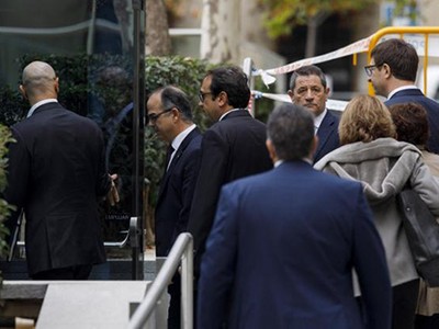 Các cựu thành viên chính quyền tự trị bị giải tán ở Catalonia xuất hiện tại Tòa án Tối cao Tây Ban Nha ngày 2/11. Ảnh: Independent