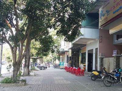 Vỉa hè đường Phan Đăng Lưu nơi được thí điểm cho thuê. Ảnh: Hải Bình.