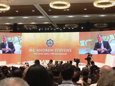 Ông Andrew Stevens, Tổng biên tập Khu vực châu Á – Thái Bình của CNN điều phối Phiên Tương lại của toàn cầu hóa.