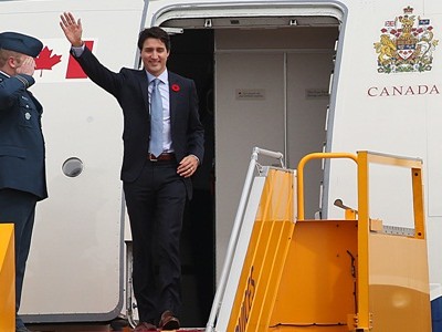 Thủ tướng Canada Justin Trudeau vẫy tay chào khi bước xuống từ chuyên cơ tại sân bay Nội Bài. Ảnh: Ngọc Thành.