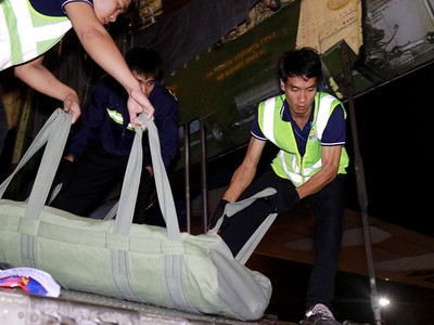 Phi cơ Nga chở 5 triệu USD hàng hóa cứu trợ đến sân bay Cam Ranh