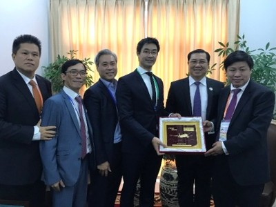 Chủ tịch UBND thành phố Huỳnh Đức Thơ tiếp TS Philipp Rosler, Giám đốc Điều hành Diễn đàn Kinh tế Thế giới (thứ ba bên phải ảnh)