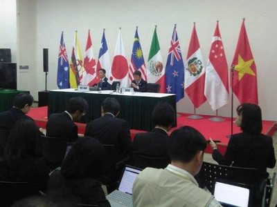 Bộ trưởng Bộ Công thương Việt Nam Trần Tuấn Anh và Bộ trưởng Kinh tế Nhật Toshimitsu Motegi  chủ trì họp báo