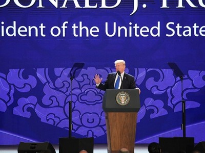 Ông Trump sử dụng hai máy nhắc chữ khi phát biểu tại APEC