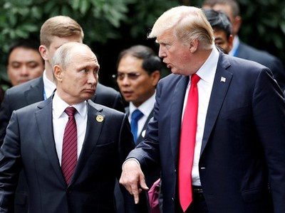 Tổng thống Mỹ Donald Trump và người đồng cấp Nga Vladimir Putin trò chuyện trên đường tới nơi tổ chức buổi chụp hình chung giữa các lãnh đạo tham dự APEC tại Đà Nẵng. Ảnh: Reuters
