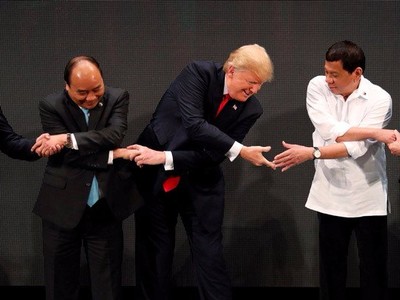 Những lần tổng thống Mỹ lúng túng khi bắt tay