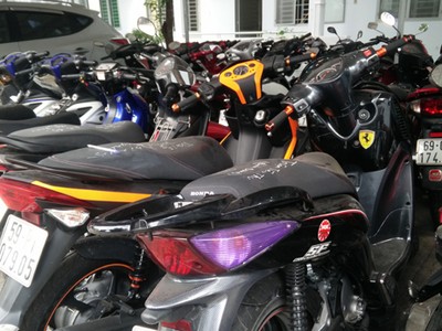 Xe vi phạm bị công an TP HCM tạm giữ