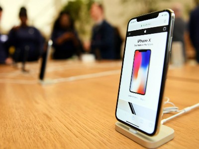Các nhà bán lẻ cho biết iPhone X chính hãng có thể lên kệ sớm, ngay từ cuối tháng 11 thay vì phải đợi tới tháng 12 hay qua năm sau như dự kiến lúc trước.