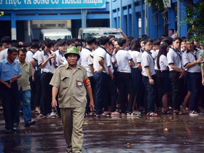 Học sinh trường Nhân Văn tập trung trước sảnh sau vụ cháy.