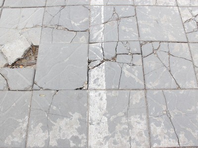 Đá tự nhiên lát vỉa hè mới lát đã nứt vỡ.