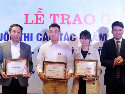 Tổng biên tập Báo Đầu tư Lê Trọng Minh (ngoài cùng bên trái) nhận giải đơn vị có nhiều tác phẩm tham dự